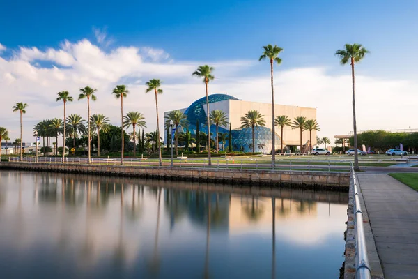 St. PETERSBURG, FLORIDA - 6 Nisan 2016: Salvador Dali Müzesi 'nin dışı. Müze, Dali 'nin Avrupa dışındaki en büyük çalışma koleksiyonuna ev sahipliği yapıyor..