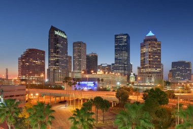 Tampa, Florida, ABD şehir merkezi alacakaranlıkta yollar ve otoyollar üzerinde ufuk çizgisi.