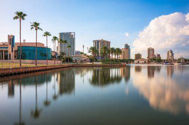 St. Petersburg, Florida, ABD Öğleden sonra körfez boyunca ufuk çizgisi.