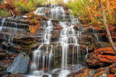 Issaqueena Şelaleleri sonbahar sezonunda Walhalla, Güney Carolina, ABD 'de.