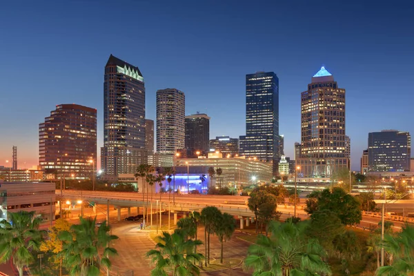 Tampa Florida Usa Skyline Céntrico Ciudad Sobre Caminos Carreteras Anochecer —  Fotos de Stock