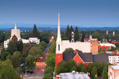 Salem, Oregon, ABD şehir merkezi alacakaranlıkta gökyüzü.