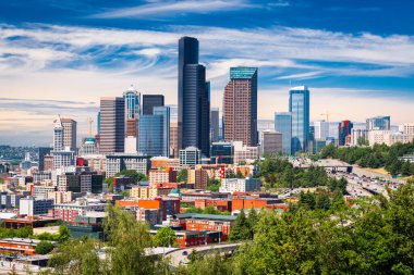 Seattle, Washington, ABD şehir merkezi gökyüzü ve otoyollar öğleden sonra.