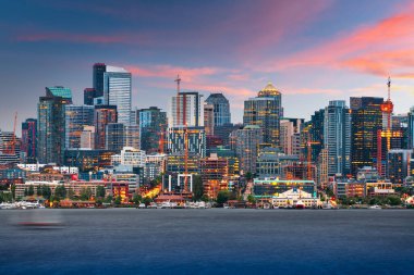 Alacakaranlıkta Seattle, Washington, ABD'deki manzarası göl Birliği.
