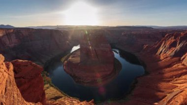 Colorado Nehri 'ndeki Horseshoe Bend, Page, Arizona, ABD yakınlarında gün batımında..