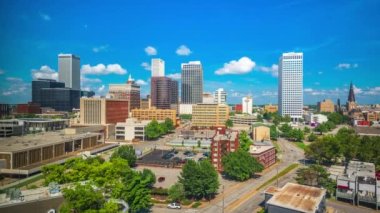 Tulsa, Oklahoma, ABD şehir merkezi öğleden sonra gökyüzü.
