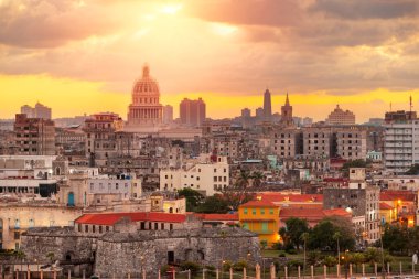 Havana, Küba şehir merkezi ufuk çizgisi ve alacakaranlıkta Capitollo..