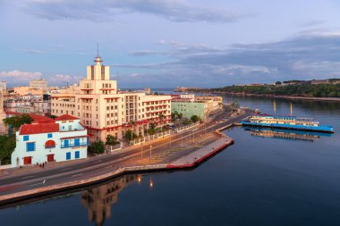 Havana, Küba şehir merkezi şafak vakti limandan ufuk çizgisi.
