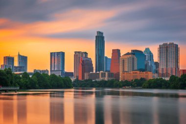 Austin, Teksas, ABD şehir merkezi Colorado Nehri üzerinde şafakta ufuk çizgisi.