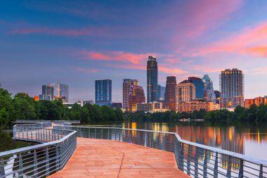 Austin, Teksas, ABD şehir merkezi Colorado Nehri üzerinde şafakta ufuk çizgisi.