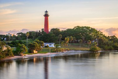 Jüpiter, Florida, ABD ve şafakta körfez.