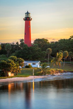 Jüpiter, Florida, ABD ve şafakta körfez.
