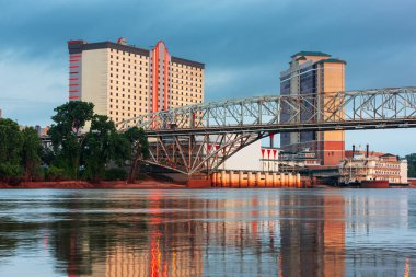 Shreveport, Louisiana, ABD şehir merkezi alacakaranlıkta Kızıl Nehir 'de ufuk çizgisi.