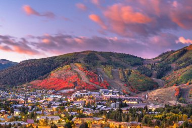 Park City, Utah, ABD şehir merkezi Sonbaharda alacakaranlıkta.