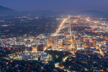 Salt Lake City, Utah, ABD şehir merkezi alacakaranlıkta gökyüzü.