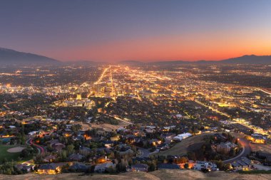 Salt Lake City, Utah, ABD şehir merkezi alacakaranlıkta gökyüzü.