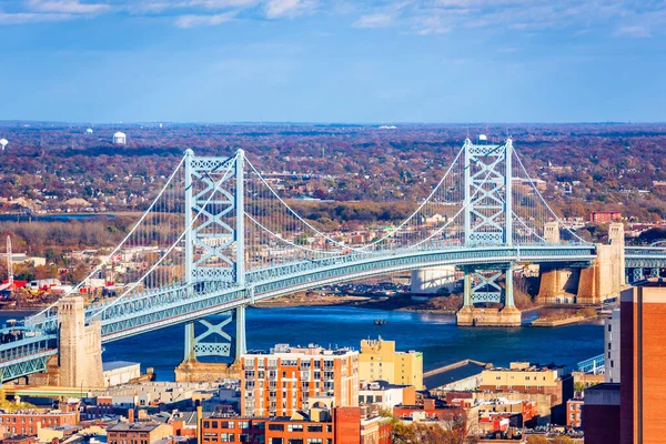 Benjamin Franklin Bridge Recorriendo Río Delaware Desde Filadelfia Hasta Camden —  Fotos de Stock