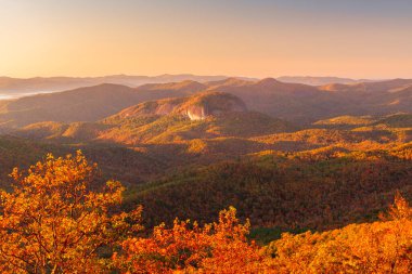 Pisgah Ulusal Ormanı, Kuzey Carolina, ABD Sonbahar sezonu boyunca Looking Glass Rock 'ta.