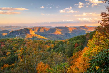 Pisgah Ulusal Ormanı, Kuzey Carolina, ABD Sonbahar sezonu boyunca Looking Glass Rock 'ta.