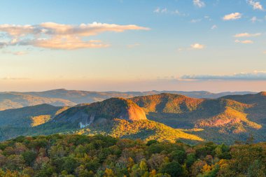 Pisgah Ulusal Ormanı, Kuzey Carolina, ABD Sonbahar sezonu boyunca Looking Glass Rock 'ta.