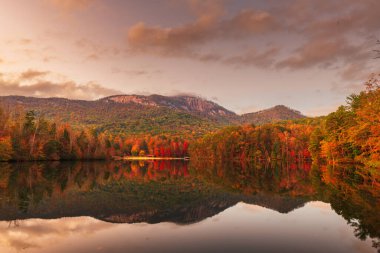 Table Rock Dağı, Pickens, Güney Carolina, ABD göl manzarası Sonbaharda alacakaranlıkta.