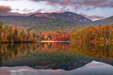 Table Rock Dağı, Pickens, Güney Carolina, ABD göl manzarası Sonbaharda alacakaranlıkta.