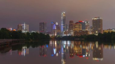 Austin, Teksas, ABD şehir merkezi alacakaranlıkta Colorado Nehri üzerinde ufuk çizgisi.