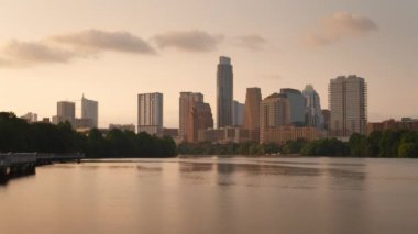 Austin, Teksas, ABD şehir merkezi alacakaranlıkta Colorado Nehri üzerinde ufuk çizgisi.