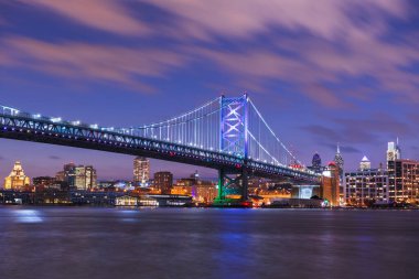 Philadelphia, Pennsylvania, ABD Delaware nehri üzerinde Ben Franklin Köprüsü ile gece gökyüzü.