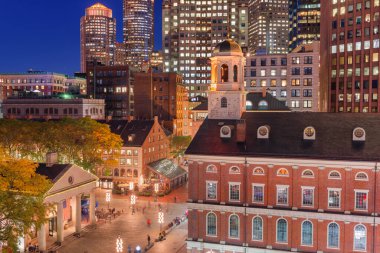 Boston, Massachusetts, ABD alacakaranlıkta ufuk çizgisi ve pazar.