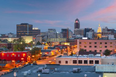 Lansing, Michigan, ABD şehir merkezi alacakaranlıkta ufuk çizgisi.