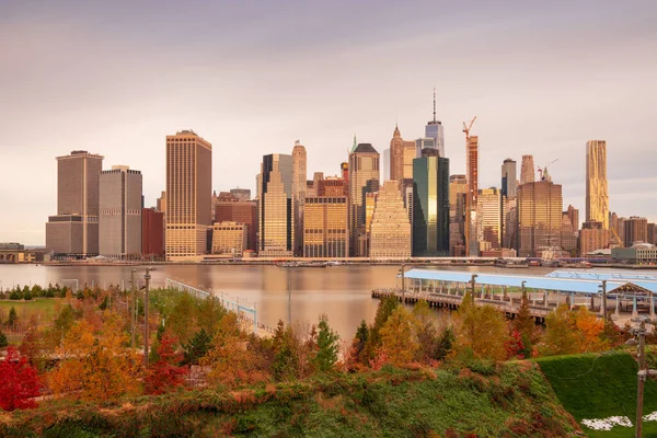 New York Város Városképe East River Túloldaláról Őszi Szezonális Lombozattal — Stock Fotó