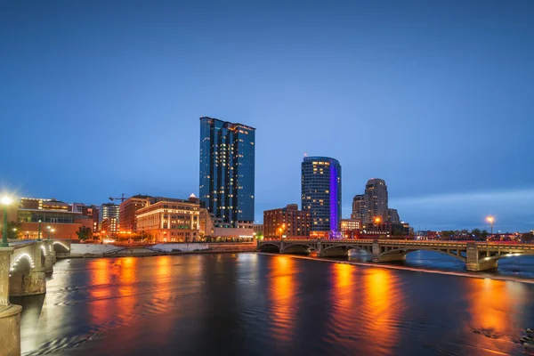 Grand Rapids Michigan Eua Skyline Centro Cidade Grand River Entardecer — Fotografia de Stock