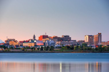 Portland, Maine, ABD şehir merkezi alacakaranlıkta Back Cove 'dan ufuk çizgisi.