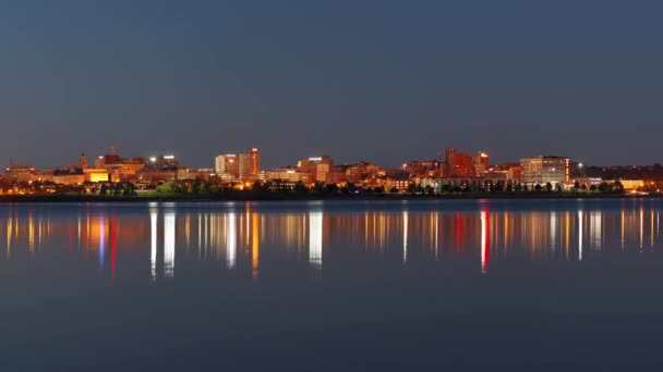 波特兰 缅因州 从后面的海湾在黎明的乌萨市中心的天际线 — 图库视频影像