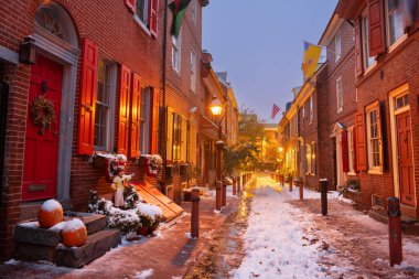 Philadelphia, Pennsylvania, ABD Elfreth 's Alley' de kışın alacakaranlıkta.