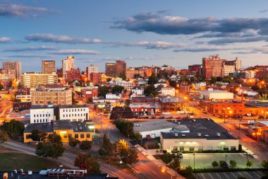 Portland, Maine, ABD şehir şehir manzarası alacakaranlıkta.
