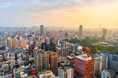 Kaohsiung, Tayvan şehri alacakaranlıkta tepeden görünüyor..