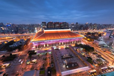 Taipei, Tayvan şehir merkezi alacakaranlıkta istasyon üzerinde ufuk çizgisi.