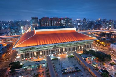 Taipei, Tayvan şehir merkezi alacakaranlıkta istasyon üzerinde ufuk çizgisi.