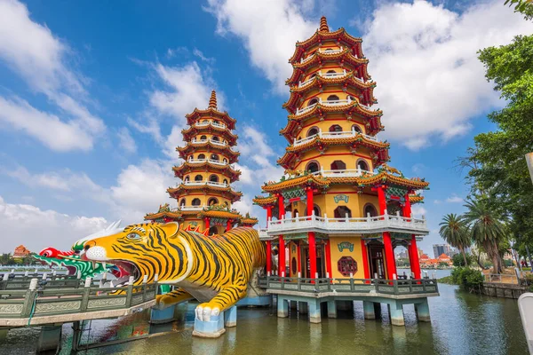 Kaohsiung Taiwan Lotus Pond Dragon Tiger Pagodas Durante Giorno — Foto Stock