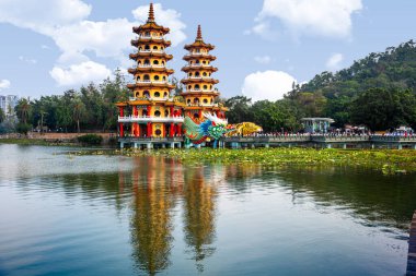 Kaohsiung, Tayvan Lotus Göleti Ejderhası ve Kaplan Pagoda..