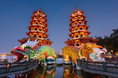 Kaohsiung, Tayvan Ejderhası ve Kaplan Pagoda geceleyin Lotus Gölü 'nde.