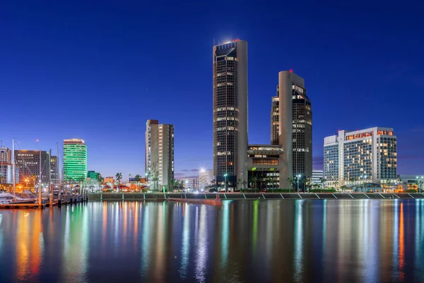 Corpus Christi, Teksas, ABD şehir merkezi alacakaranlıkta su üzerinde ufuk çizgisi.