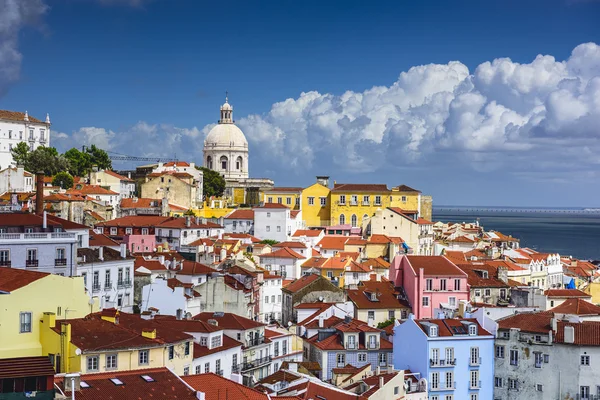 Lissabon, Portugal Skyline op Alfama — Stockfoto