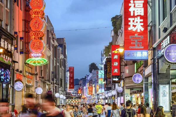 Guangzhou, Çin alışveriş caddesi — Stok fotoğraf