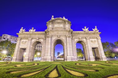 Puerta de Alcala kapısı