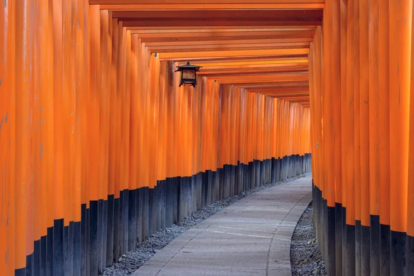 Fushimi Inari Shrine Tori portarna till Kyoto — Stockfoto