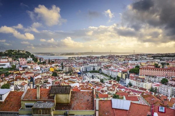 Lissabon, die portugiesische Skyline und das Schloss — Stockfoto