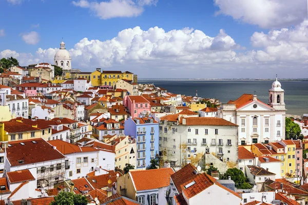 Lissabon, portugiesische Skyline auf der alfama — Stockfoto